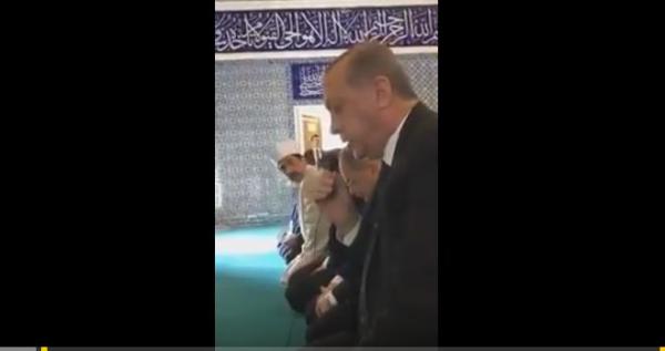 بالفيديو: أردوغان يتلو القرآن الكريم بصوت خاشع جدا