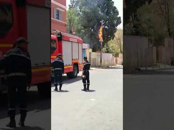 النار تشتعل في مولد كهربائي وسط الشارع وهلع وسط المواطنين والوقاية تستنفر عناصرها (فيديو)