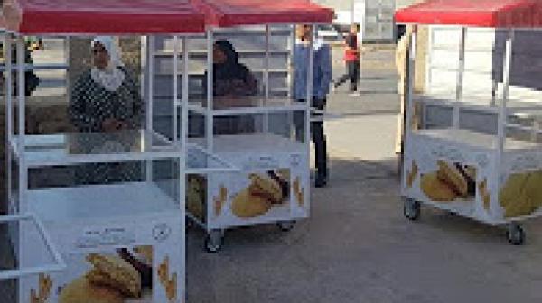 مكافحات مغربيات بعربات للخبز