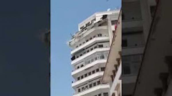 شاهد لحظة انهيار شرفات طوابق بعمارة في الدارالبيضاء