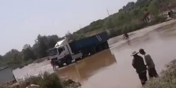 السيول الجارفة تغمر قنطرة بواد أم الربيع وتعزل الدواوير والساكنة تناشد تدخل المسؤولين (فيديو)