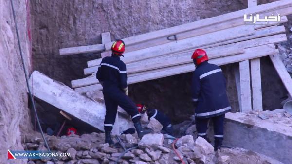 انهيار سور في الدار البيضاء.. شاهد لحظة استخراج جثة عامل بناء من تحت الأنقاض