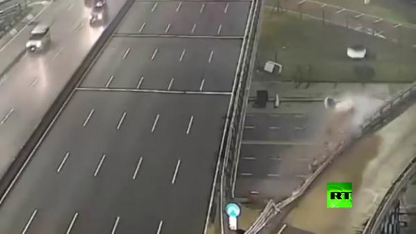 شاهد.. سيارة "تطير" بسرعة 170 كم/ساعة فوق جسر.. فتسقط.. وسائقها ينجو