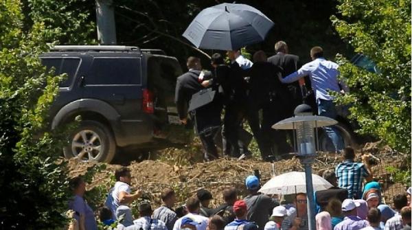 إصابة رئيس الوزراء الصربي جراء رشقه بالحجارة في البوسنة