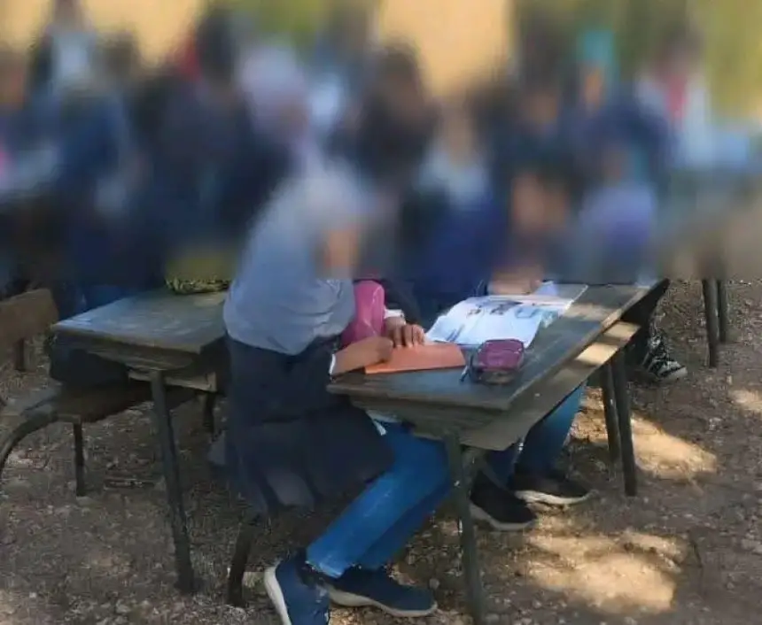 جدل بسطات بعد تداول صور لتلاميذ يدرسون في الهواء الطلق.. وبرلماني يدخل على الخط