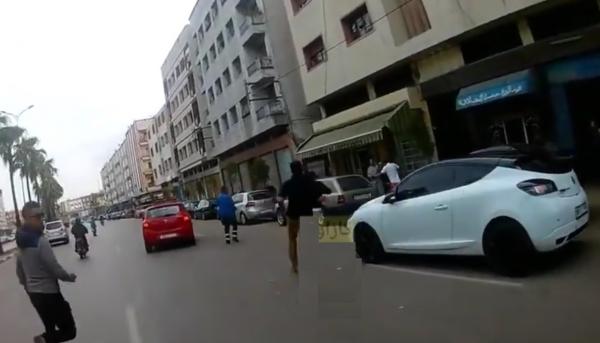 ملاحقة سارق في شارع رئيسي من طرف عشرات المواطنين و إشباعه ضربا