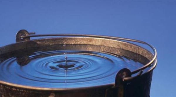 وفاة طفل غرقاً في دلو ماء