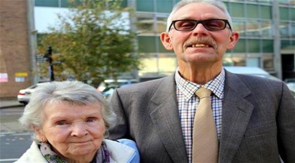 سبعيني يعود إلى زوجته رغم طعنها له 13 مرة