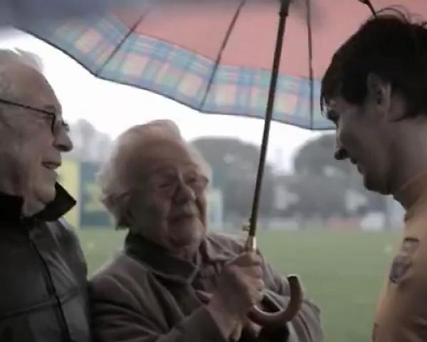 فيديو- ميسي يحقق أمنية أحد المرضى المسنّين