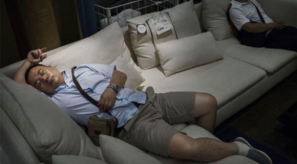  زوار أيكيا يأخذون قيلولة أثناء تجربة مفروشاتهم 