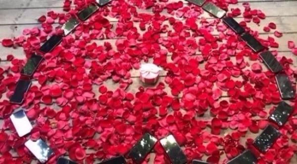 بالصور: عرض زواج باستخدام 25 "آي فون إكس"