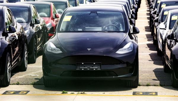تسلا تكشف عن خدمتها الجديدة "روبوتاكسي" للنقل الذاتي