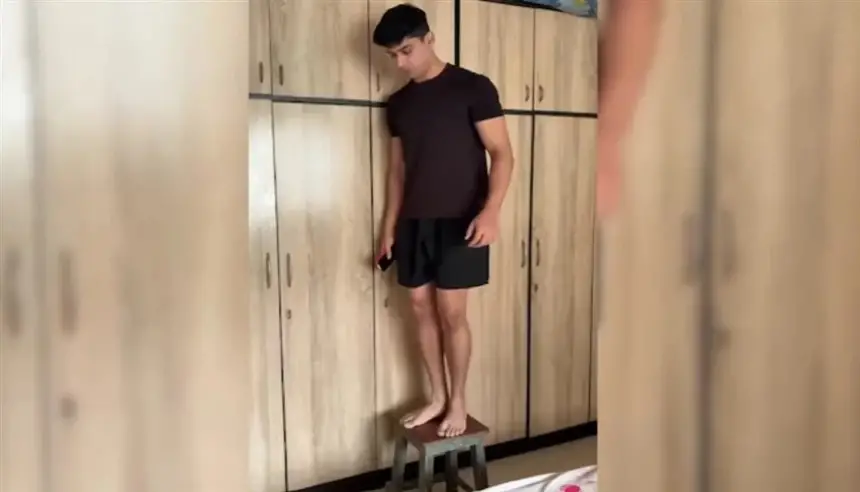 صانع محتوى يمشي 10 آلاف خطوة فوق كرسي خشبي ويثير الجدل