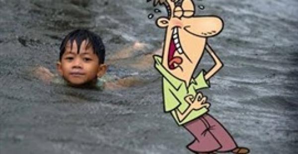 بالفيديو.. طفل يسبح في مياه الأمطار بالتجمع الخامس