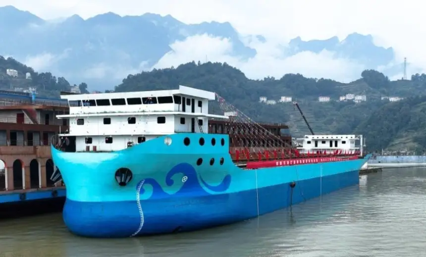 الصين تطلق أكبر سفينة شحن كهربائية في العالم لتقليل الانبعاثات الكربونية