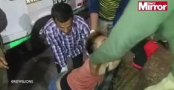 بالفيديو.. لقطات مروعة لـ«درابزين» يطعن رجلا في ذقنه