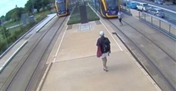 بالفيديو .. لحظات مروعة لمارة يتعرضون للخطر بسبب «الهاند فري»