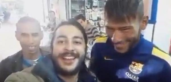 شبيه نيمار يتجول في شوارع طنجة