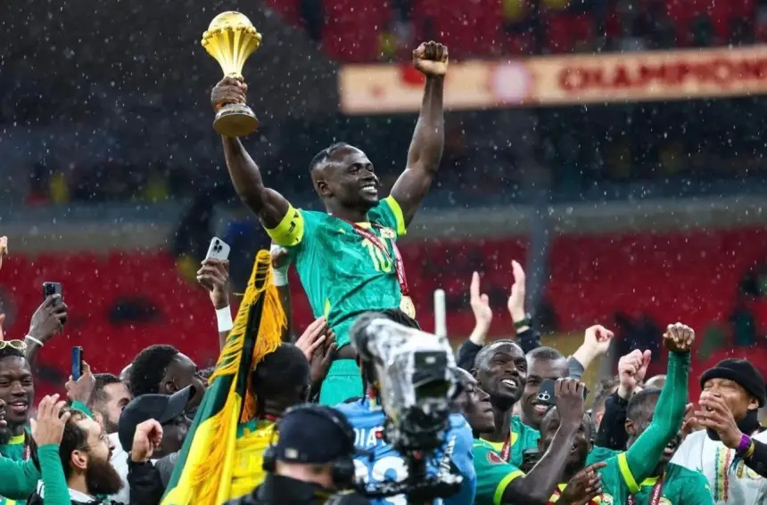 حفيظ دراجي يشكك في صمت "الكاف" و"الفيفا" تجاه تهنئة السنغال بلقب "الكان"