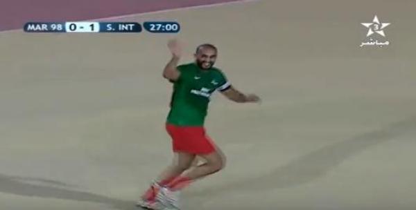 لقطة طريفة بين رونالدينيو و بدر هاري