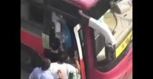 بالفيديو.. شاب يسرق الأموال من ركاب حافلة  بطريقة ماكرة
