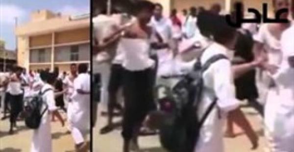 بالفيديو.. طلاب يعتدون على معلم بالسعودية