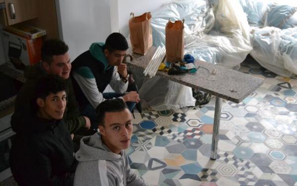 عائلة اسبانية تتبرع بمنزل لفائدة مهاجرين بينهم مغاربة (صور)