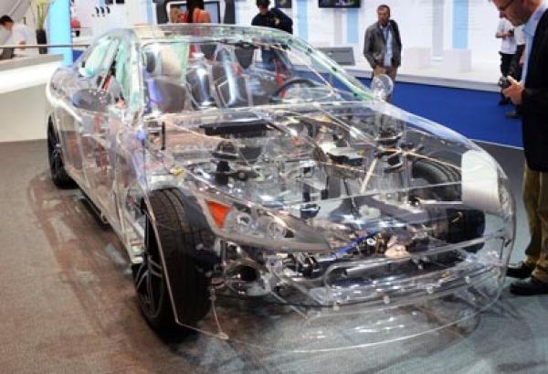 سيارة شفافة في طريقها الى شوارع اليابان