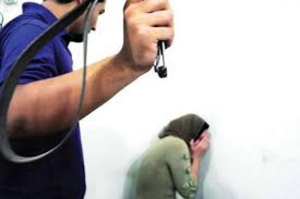 مغربي يمارس التعذيب ضد زوجته وابنته بايطاليا ويقدم مبررا غريبا لتصرفاته