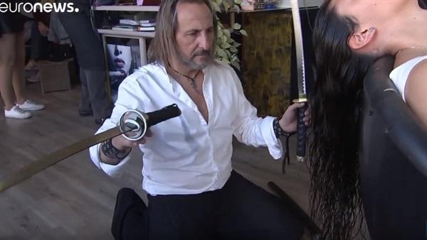 شاهد: حلّاق اسباني يصفف الشعر بالسيوف والسكاكين ولظى النار…