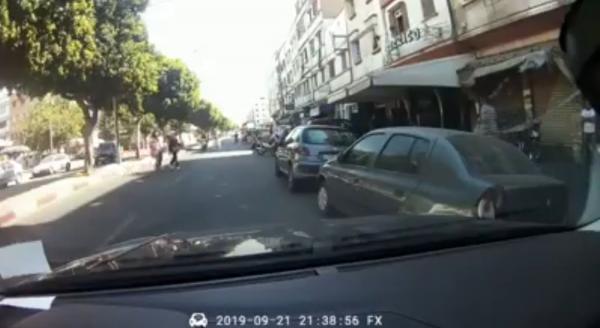 الدارالبيضاء : شاهد كيف تعرضت فتاة للسرقة من طرف شابين على متن دراجة نارية