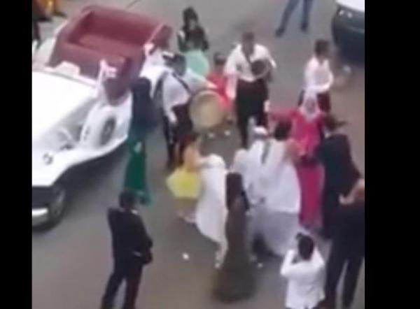 بالفيديو: عريس لبناني يترك زفته ليتشاجر مع سائق وسط الشارع