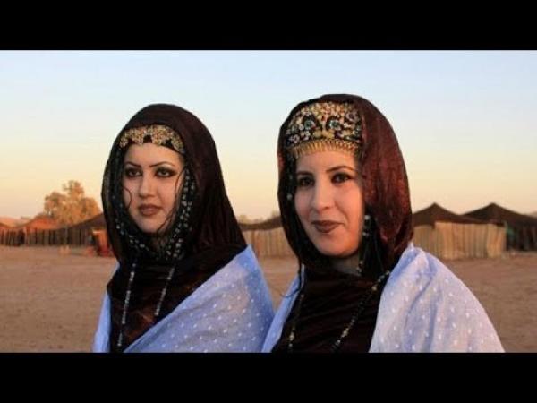 بالفيديو: التبلاح .. عرف شائع بالجنوب المغربي تلجأ إليه " الصحراويات " لإثارة الرجال