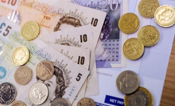 بريطانية مطالبة بدفع 25 ألف دولار بسبب خطأ في حساب راتبها تم ارتكابه عام 2009