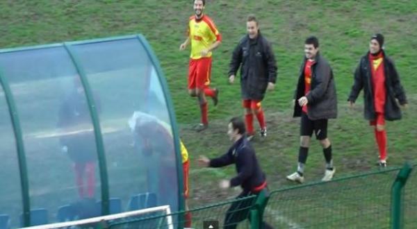 احتفال لاعب إيطالي بهدف يكلفه الطرد بالبطاقة الحمراء (فيديو)