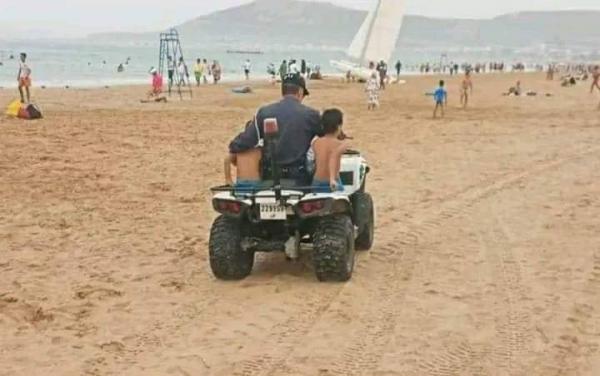 فيسبوكيون يشيدون بإنسانية شرطي ساعد طفلين تائهين على إيجاد أقاربهما