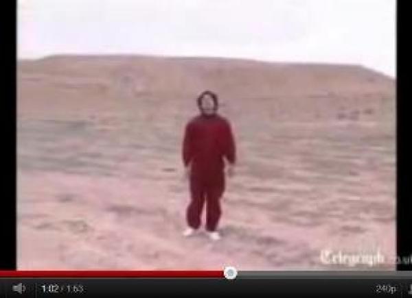 معمر القذافي يلعب كرة القدم