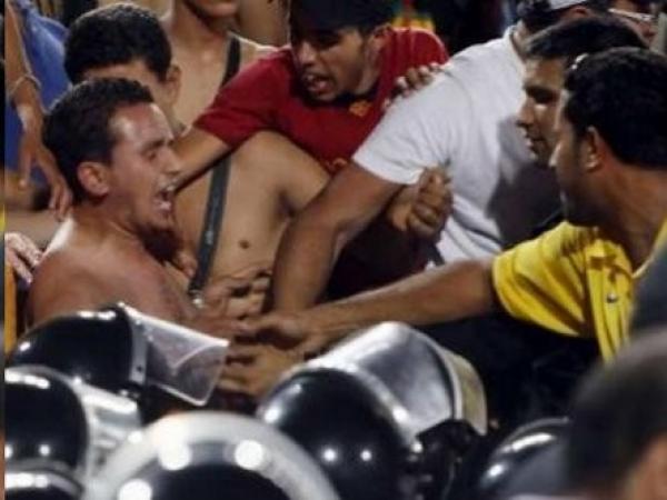 مصادر من الداخلية التونسية : فئة من الجماهير المغربية كشفت عوراتها واعتدت على عقيد من الأمن التونسي.