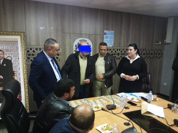 وأخيرا... والي ينتصر لذوي الاحتياجات بمدينة مغربية ويسلمهم بطاقات التنقل مجانا عبر الحافلات الحضرية