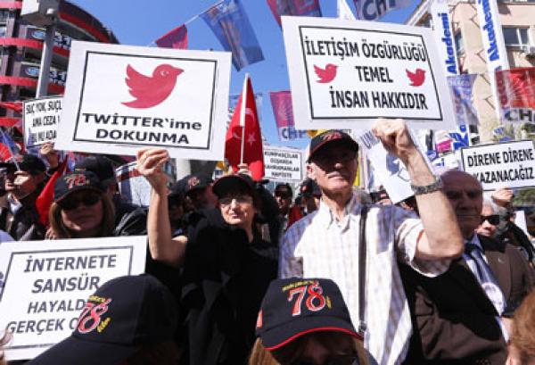 السجن لمدرّس تركي نشر على تويتر تحت اسم "الله"