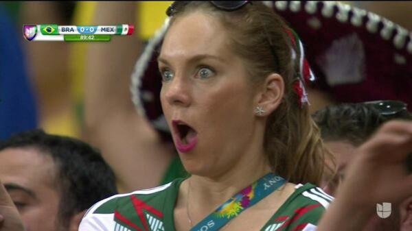 من هي المشجعة المندهشة التي ظهرت في مباراة البرازيل والمكسيك؟