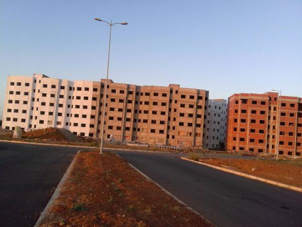 بالصور ....فضيحة عقارية بمدينة الخميسات: بناء عمارات سكنية فوق مدارة طرقية