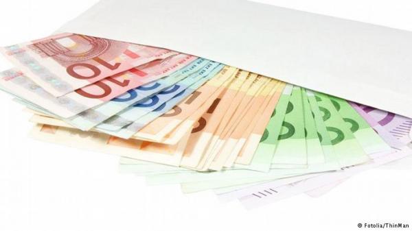 لاجئة "مجهولة" تعثر على ألف يورو وتعيده إلى مالكته