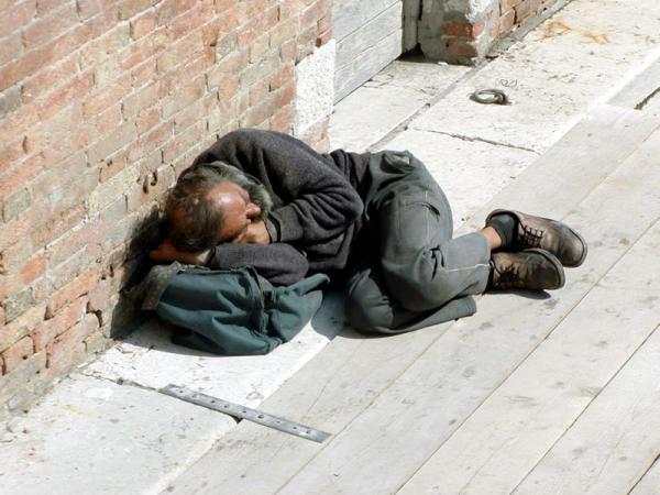 دراسات: الإنسان الفقير ليس المال فقط الذي ينقصه وإنما القدرة العقلية أيضاً