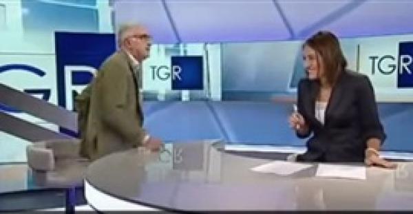 بالفيديو.. ضيف يهجم على مذيعة ويقبلها بالقوة