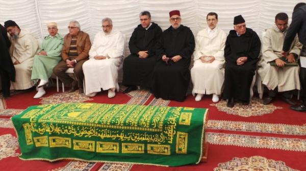 صور من لحظة وصول جثمان عبد الله باها الى منزل بنكيران 