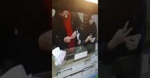 شاب يسرق خاتما من محل ذهب بمساعدة فتاة (فيديو)