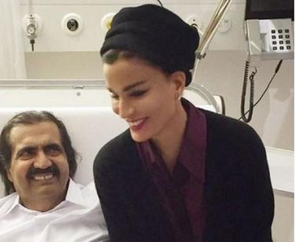 الشيخة موزة تنشر صوراً رفقة زوجها بعد تعرضه لكسر بالساق خلال عطلته بالمغرب