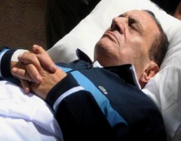 أنباء عن  اصابة مبارك بكسر في عظمة الفخذ