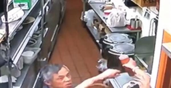 بالفيديو  .. «طاهي» يعتدي على نادلة ويطرحها أرضا